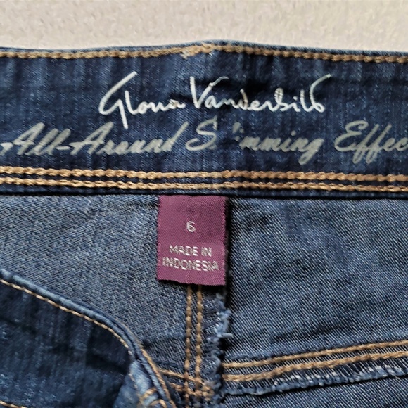 Gloria Vanderbilt Slimming Effects Denim Shorts - Picture 3 of 5
